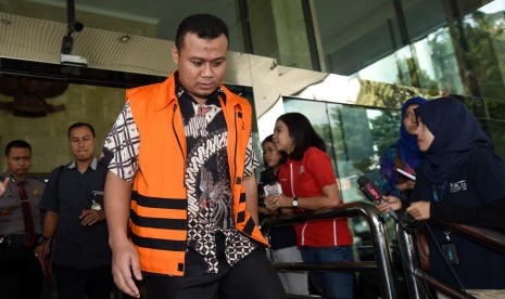 Bupati Subang nonaktif Ojang Sohandi berjalan bergegas seusai menjalani pemeriksaan di Gedung KPK, Jakarta, Kamis (30/6). 