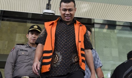 Bupati Subang nonaktif Ojang Sohandi berjalan usai diperiksa di Gedung KPK, Jakarta, Selasa (28/6). 