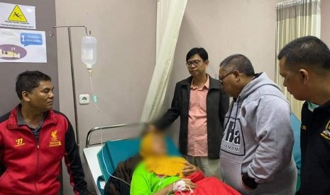 Bupati Sukabumi Marwan Hamami menjenguk korban keracunan warga Nagrak di RSUD Sekarwangi Kecamatan Cibadak, Kabupaten Sukabumi, beberapa waktu lalu sebelum pandemi..