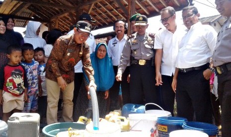 Bupati Sumedang Bantu Pasok Air Bersih