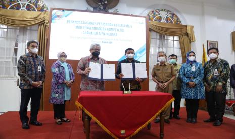 Bupati Sumedang Dr H Dony Ahmad Munir (kanan) dan Dirut Bank BJB Yuddy Renaldi (kiri) menunjukkan nota kerja sama peningkatan profesionalitas ASN di Gedung Negara Sumedang, Selasa (14/9). 