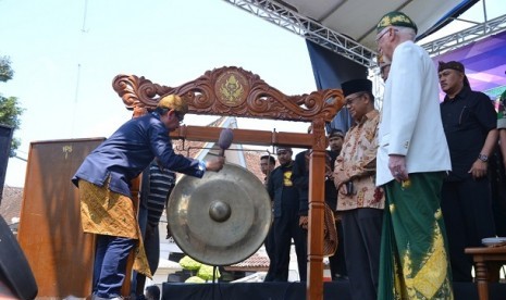 Bupati Sumedang Eka Setiawan memukul gong menandai pembukaan acara Haul ke-135 Pangeran Sugih di Alun-Alun Sumedang, Sabtu (16/9). 