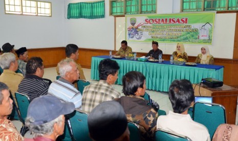 Bupati Sumedang H. Eka Setiawan menyerahkan alat pertanian berupa Handsprayer kepada para kelompok tani se-kabupaten Sumedang