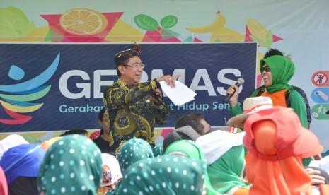 Bupati Sumedang H Eka Setiawan tengah berdiialog dengan warga dalam lawatannya ke sejumlah desa di Kabupaten Sumedang, belum lama ini.