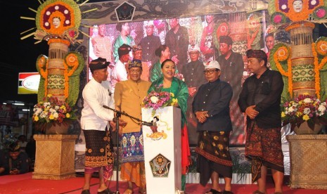 Bupati Tabanan, Bali, Ni Putu Eka Wiryastuti (tengah) pada saat peluncuran desa digital di depan pasar tradisional Tanah Lot, Desa Beraban, Kediri, Ahad (30/6).