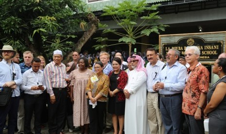 Bupati Tabanan, Ni Eka Wiryastuti bersama Menteri Luar Negeri Retno Marsudi dan sejumlah tamu negara peserta Bali Democracy Forum, Jumat (9/12).