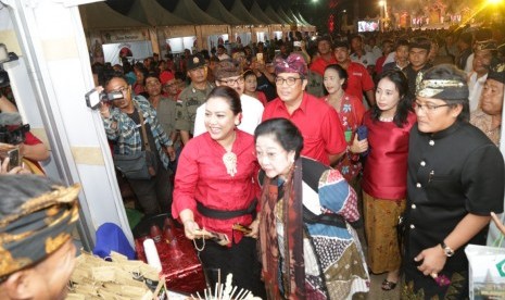 Bupati Tabanan Ni Putu Eka Wiryastuti (kiri), Presiden RI ke-5 Megawati Soekarnoputri (tengah) dan Bupati Badung I Nyoman Giri Prasta (kanan) pada acara pembukaan Tabanan Harmoni Festival (THF) I yang digelar oleh Pemkab Tabanan di panggung Garuda Wisnu Serasi (GWS), Jumat (26/4).