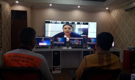 Bupati Tabanan Ni Putu Eka Wiryastuti Memimpin Rapat Melalui teleconfrence Dalam Pembahasan Upaya Penekanan Covid-19 Di Tabanan Dengan Pemesanan 500 Alat Rapid Test, Senin (23/3).