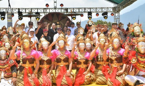 Bupati Tabanan Ni Putu Eka Wiryastuti saat membuka Festival Ulun Danu Beratan ke lima tahun 2019 di DTW Ulun Danu, Kabupaten Tabanan, Bali, Kamis (24/10).