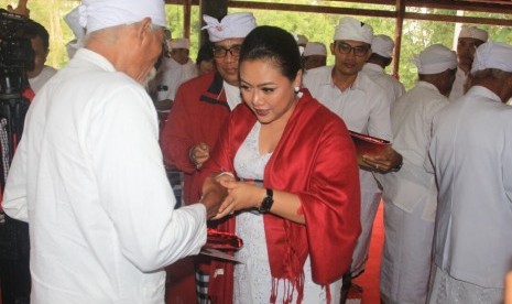 Bupati Tabanan Ni Putu Eka Wiryastuti (tengah)  berfoto bersama usai pembagian asuransi jiwa dan kecelakaan kepada 1.040 pemangku desa pekraman se-Kabupaten Tabanan di Wantilan Pura Luhur Batukaru. Senin (7/8).