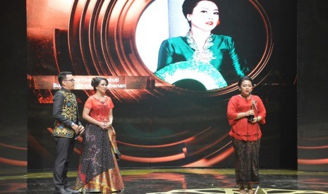 Bupati Tabanan, Ni Putu EkaWiryastuti saat dinobatkan sebagai Tokoh Pengembang Program Pertanian dalamajang iNews Maker Award 2017 yang diselenggarakan di Plenary Hall Lantai 14Gedung MNC News Center, Kebon Sirih, Jakarta Pusat, Senin (22/5) malam.