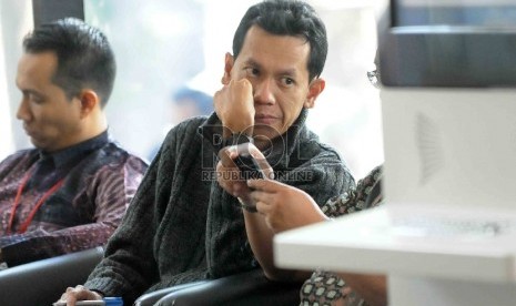  Bupati Tanah Laut Bambang Alamsyah usai menjalani pemeriksaan di Gedung KPK, Jakarta, Selasa (5/5).  (Republika/Agung Supriyanto)