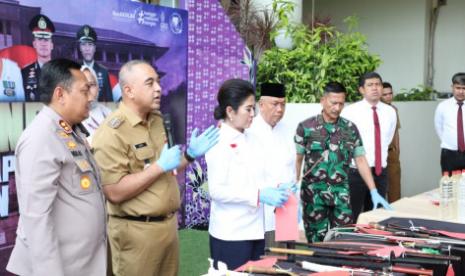 Bupati Tangerang, Ahmed Zaki Iskandar bersama Forkopimda Kabupaten Tangerang menggunduli pelaku geng motor di Kabupaten Tangerang, Senin (6/2/2023).