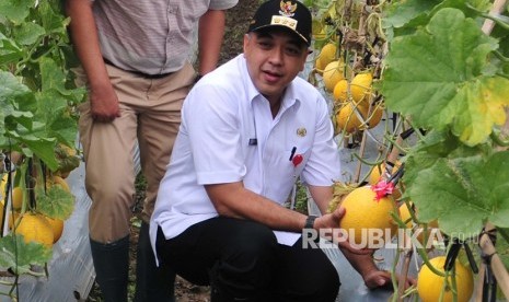 Bupati Tangerang Ahmed Zaki Iskandar (kanan) 