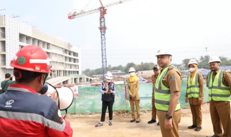 Bupati Tangerang Ahmed Zaki Iskandar meninjau pembangunan Rumah Sakit Umum Daerah (RSUD) Tigaraksa, Senin (5/6/2023).