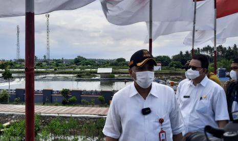 Bupati Tangerang Ahmed Zaki Iskandar saat meninjau program penataan pesisir di Desa Ketapang, Kecamatan Mauk, Kabupaten Tangerang, Jumat (21/1)