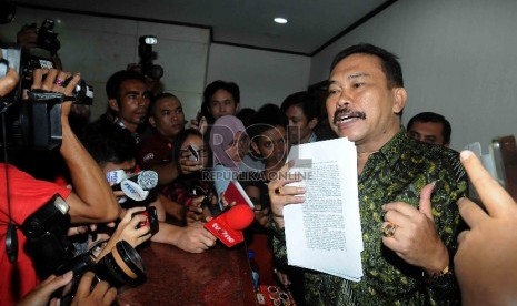 Bupati Tapanuli Tengah non aktif Raja Bonaran Situmeang menjawab pertanyaan wartaan usai menjalani sidang di Pengadilan Tindak Pidana Korupsi, Jakarta Selatan, Senin (23/2). 