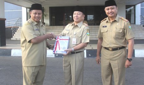 Sekda Kabupaten Tasikmalaya Abdul Khodir (tengah).