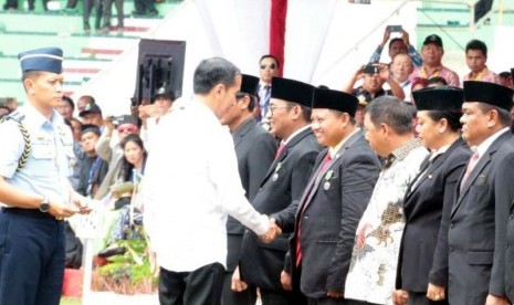 Bupati Tasikmalaya, H. Uu Ruzhanul Ulum, menerima tanda kehormatan Satyalancana Pembangunan dari Presiden Republik Indonesia Ir. H. Joko Widodo