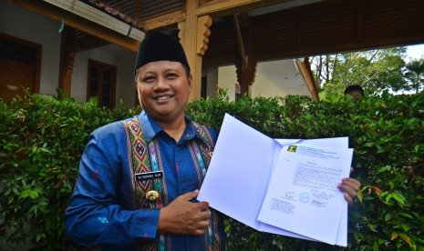 Bupati Tasikmalaya sekaligus bakal calon wakil gubernur Uu Ruzhanul Ulum, memperlihatkan surat keputusan persetujuan DPP PPP untuk calon Gubernur dan calon wakil Gubernur Jabar di Pendopo Lama, Kota Tasikmalaya, Jawa Barat (Ilustrasi)