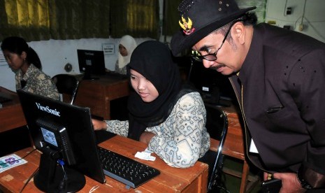 Bupati Tegal, Enthus Susmono meninjau uji coba Ujian Nasional (UN) online di SMAN 3 Kabupaten Tegal, Jawa Tengah, Rabu (8/4). 