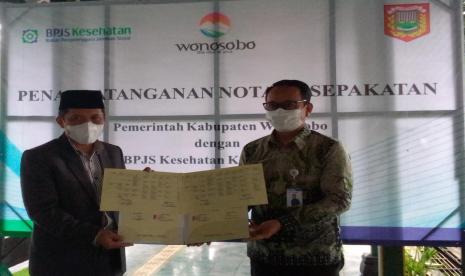 Bupati Wonosobo menandatangani MoU dengan BPJS Kesehatan.