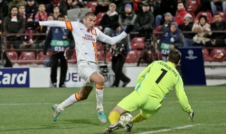 Burak Yilmaz mencoba mencetak gol bagi Galatasaray saat lanjutan Liga Champions melawan CFR Cluj, Kamis (8/11) dini hari. Galatasaray menang 3-1