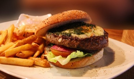 Burger dan kentang goreng. Menurut studi, makanan yang tinggi lemak jenuh bisa memengaruhi kemampuan otak untuk memusatkan konsentrasi.