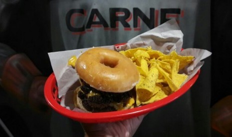 Burger dari donat di Carne Smoke House.