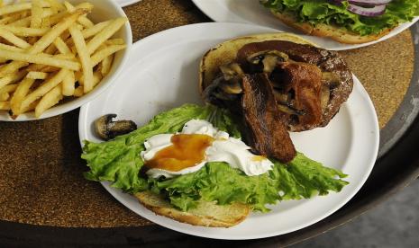 Burger dengan bacon dari Crazee Burger, restoran terkenal di San Diego, California, AS 28 August 2010. Di Amerika Serikat, bacon identik dengan daging babi.