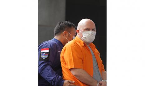 Buronan Biro Federasi Investigasi Federal Amerika Serikat (FBI) Russ Albert Medlin (kanan) ditunjukkan kepada wartawan saat ungkap kasus Buronan FBI di Polda Metro Jaya, Jakarta, Selasa (16/6/2020). Ditreskrimsus Polda Metro Jaya berhasil menangkap seorang buronan FBI bernama Russ Albert Medlin terkait kasus penipuan investasi saham bitcoin sementara di Indonesia Medlin ditangkap atas kejahatan prostitusi anak di bawah umur (pedofilia).