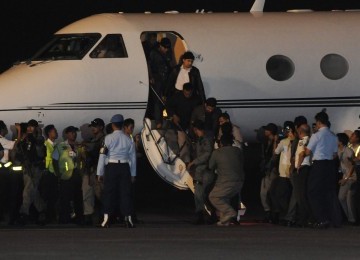 Buronan KPK yang juga mantan Bendahara Umum Partai Demokrat Muhammad Nazaruddin turun dari pesawat dengan kawalan ketat aparat di Bandara Halim Perdana Kusuma, Jakarta, Sabtu (13/8). Usai tiba di Indonesia, tersangka kasus dugaan suap proyek pembangunan wi