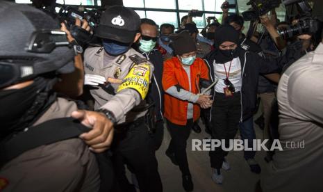 Buronan pelaku pembobolan Bank BNI Maria Pauline Lumowa (tengah) berjalan dengan kawalan polisi usai tiba di Bandara Internasional Soekarno-Hatta, Tangerang, Banten, Kamis (9/7/2020). Tersangka pelaku pembobolan kas Bank BNI cabang Kebayoran Baru lewat Letter of Credit (L/C) fiktif sebesar Rp1,7 triliun diekstradisi dari Serbia setelah menjadi buronan sejak 2003. 