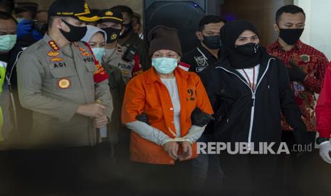 Buronan pelaku pembobolan Bank BNI Maria Pauline Lumowa (tengah) tiba di Bandara Internasional Soekarno-Hatta, Tangerang, Banten, Kamis (9/7/2020). Tersangka pelaku pembobolan kas Bank BNI cabang Kebayoran Baru lewat Letter of Credit (L/C) fiktif sebesar Rp1,7 triliun diekstradisi dari Serbia setelah menjadi buronan sejak 2003. 