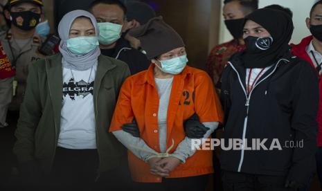 Buronan pelaku pembobolan Bank BNI Maria Pauline Lumowa (tengah) tiba di Bandara Internasional Soekarno-Hatta, Tangerang, Banten, Kamis (9/7/2020). Tersangka pelaku pembobolan kas Bank BNI cabang Kebayoran Baru lewat Letter of Credit (L/C) fiktif sebesar Rp1,7 triliun diekstradisi dari Serbia setelah menjadi buronan sejak 2003. 