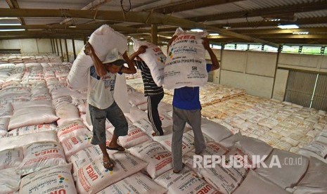 Buruh angkut memindahkan pupuk urea ke Gudang Pupuk Kujang Lini III, Awipari, Tasikmalaya, Jawa Barat, Kamis (16/11). PT Pupuk Indonesia (Persero) memastikan kebutuhan pupuk urea bersubsidi di wilayah Jabar-Banten pada musim tanam rendeng 2017-2018 dapat terpenuhi dan aman, yakni tersedia stok mencapai 178 ribu ton atau 428 persen dari ketentuan stok tiga minggu ke depan.