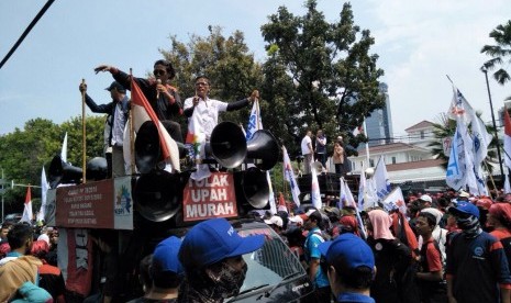 Buruh berdemonstrasi di depan Balai Kota DKI Jakarta, Jumat (10/11).