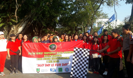 Buruh dan Pengusaha di Solo menggelar jalan sehat memperingati hari buruh internasional pada senin (1/5).