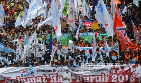 Buruh dari berbagai aliansi melakukan  long march menuju Istana Merdeka saat memperingati Hari Buruh Sedunia di Medan Merdeka, Jakarta, Ahad (1/5). (Republika/Raisan Al Farisi) 