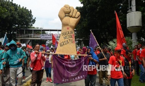 Buruh dari berbagai aliansi melakukan 