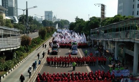 Buruh dari sejumlah Serikat Pekerja menggelar aksi guna memperingati Hari Buruh di Jakarta pada Senin (1/5). 