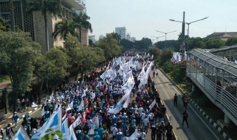 Buruh dari sejumlah Serikat Pekerja menggelar aksi guna memperingati Hari Buruh di Jakarta pada Senin (1/5). 