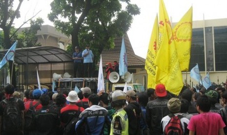 Buruh Demo di Mabes Polri