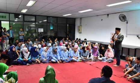 Buruh di Bekasi Curhat Soal UMSK ke Ridwan Kamil 