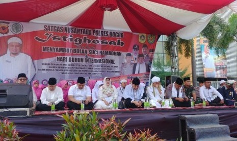 Buruh di Kabupaten Bogor memeringati Hari Buruh dengan menggelar istighatsah di GOR Pakansari, Bogor, Selasa (1/5)