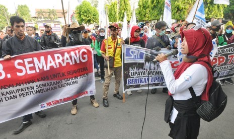 Buruh di Kabupaten Semarang yang tergabung dalam Gerakan Masyarakat Pekerja Ungaran (Gempur) saat menggelar aksi di halaman kantor bupati Semarang. 