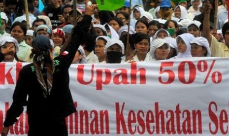 Buruh gabungan dari berbagai Serikat Pekerja dan organisasi buruh melakukan aksi mogok nasional di Kawasan Industri Pulogadung, Jakarta, Kamis (31/10).