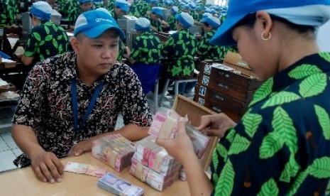 Buruh linting rokok di Kudus.