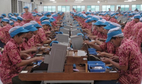 Buruh melakukan pelintingan rokok