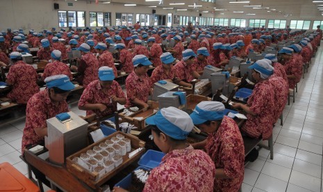 Buruh melakukan pelintingan Sigaret Kretek Tangan (SKT) di Kudus, Jawa Tengah, Rabu (31/8).